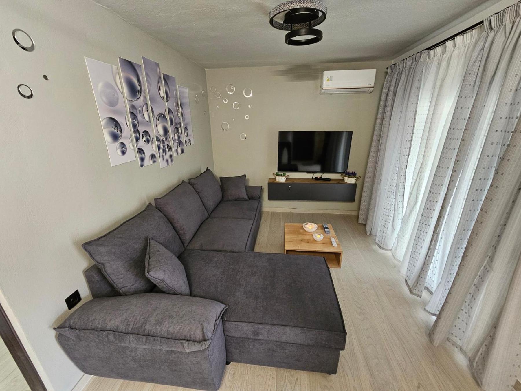 Welcome Apartment, *