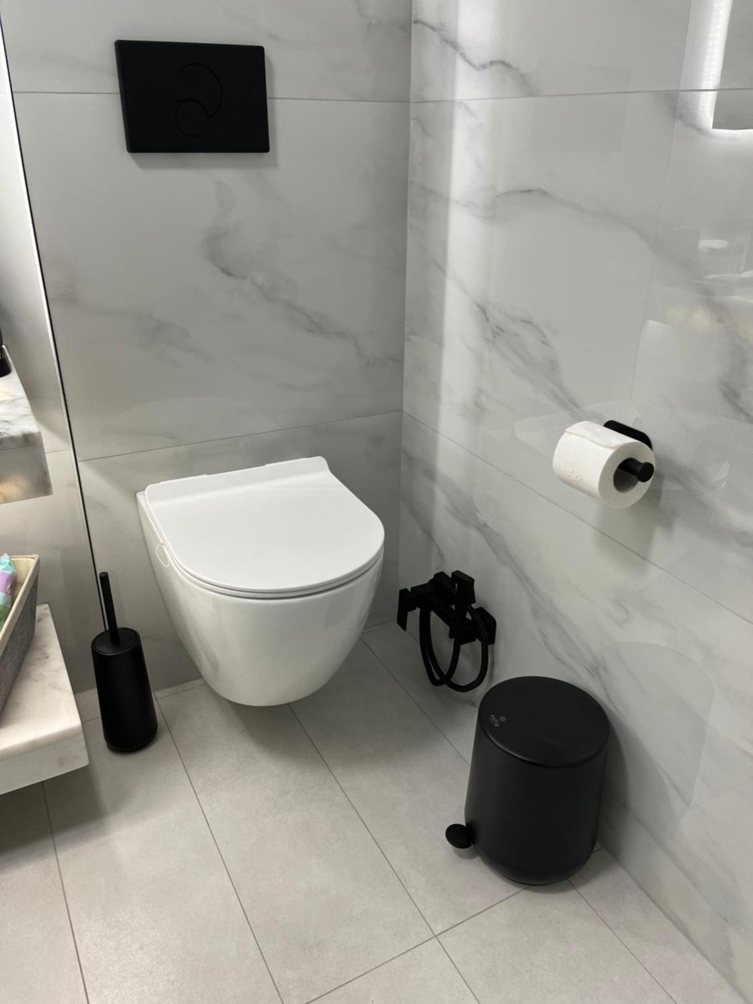 Welcome Apartment, Apartment