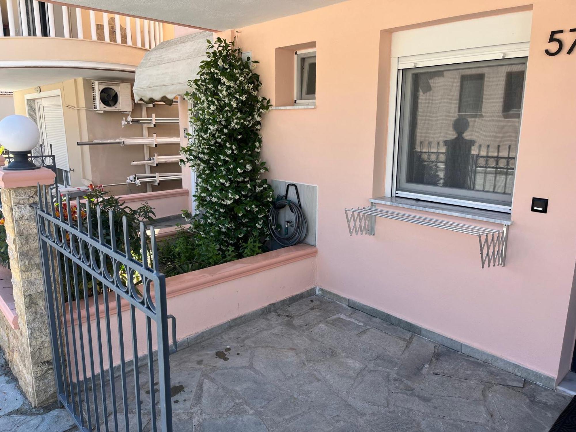 Welcome Apartment, Apartment